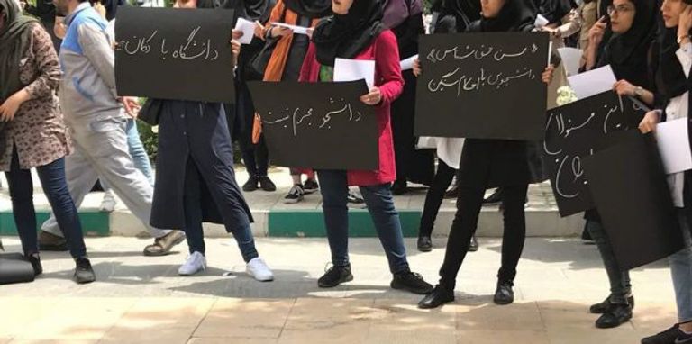 الطلاب رفعوا شعارات ضد تدخل الأجهزة الأمنية بالجامعات طلاب إيرانيون خلال المظاهرات