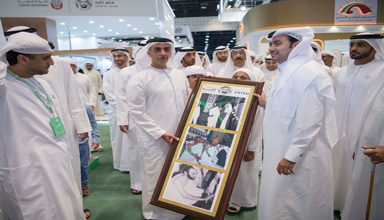 الفريق الشيخ سيف بن زايد آل نهيان يزور معرض أبوظبي للكتاب الفريق الشيخ سيف بن زايد آل نهيان يزور معرض أبوظبي للكتاب