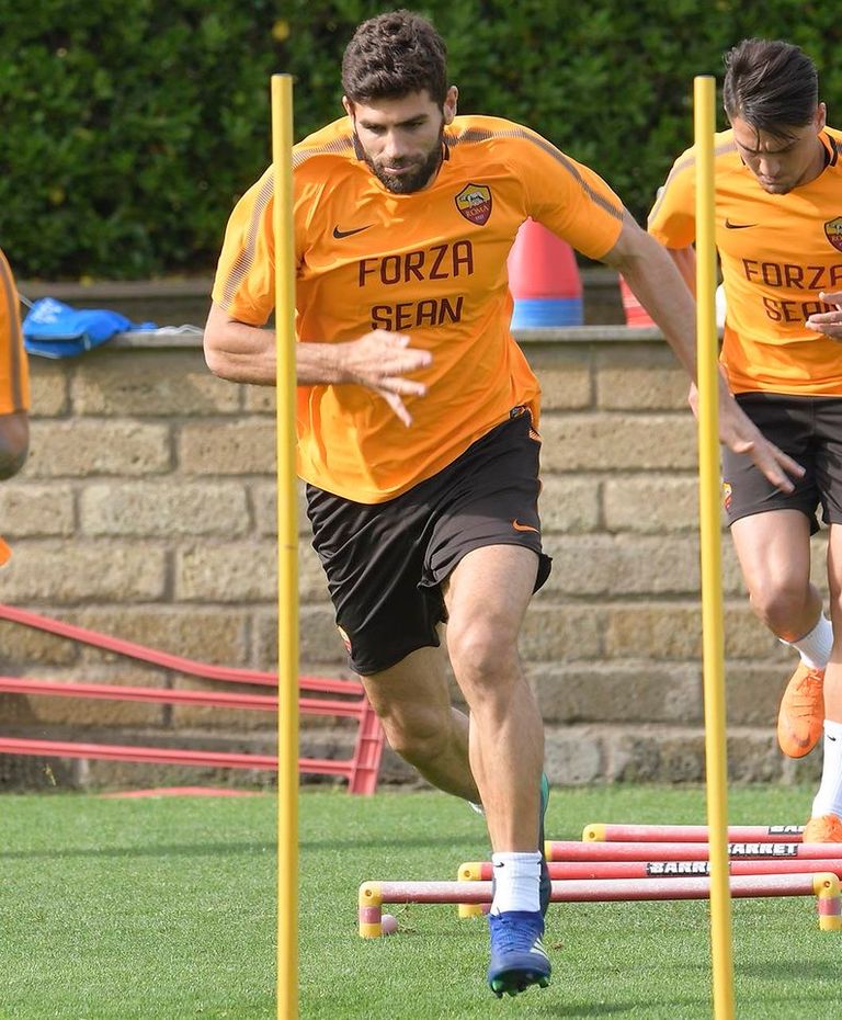 لاعبي روما في التدريب بقميص مشجع ليفربول المصاب