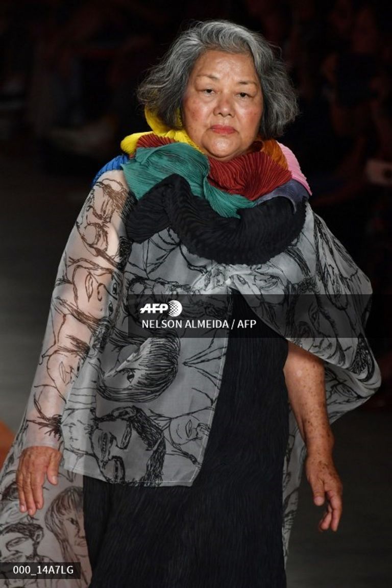 عارضة أزياء خمسينية في أسبوع الموضة بساو باولو