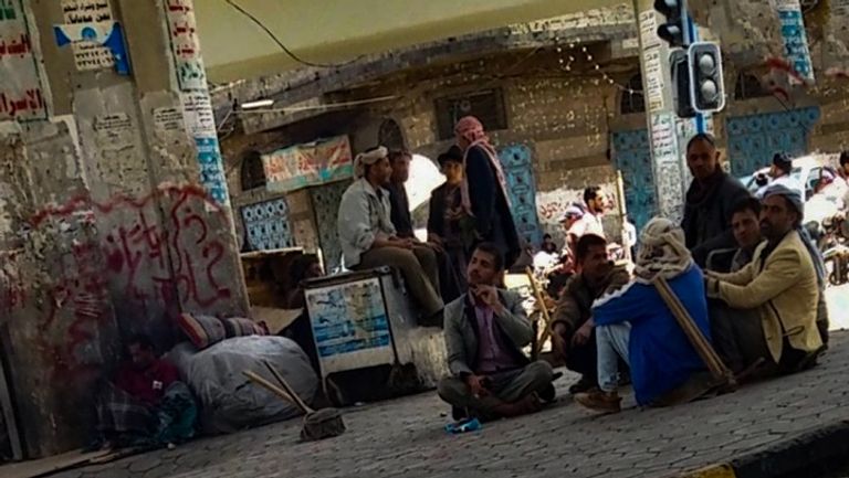 عمال يمنيون بلا عمل 