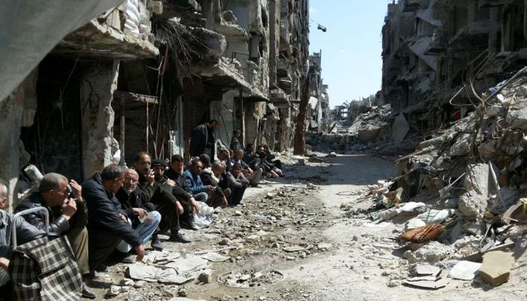 سكان مخيم اليرموك فى الشارع بعد تدمير النظام منازلهم 