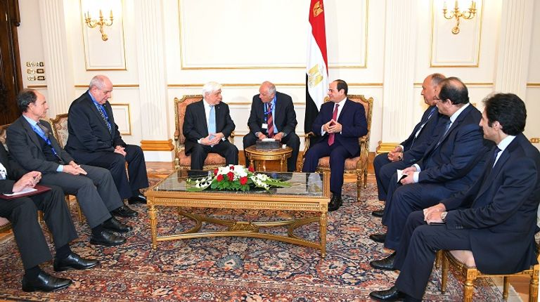 الرئيس المصري عبدالفتاح السيسي ونظيراه القبرصي واليوناني