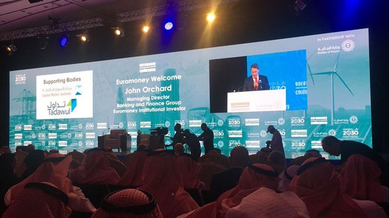 متحدث أمام مؤتمر يورمني الرياض