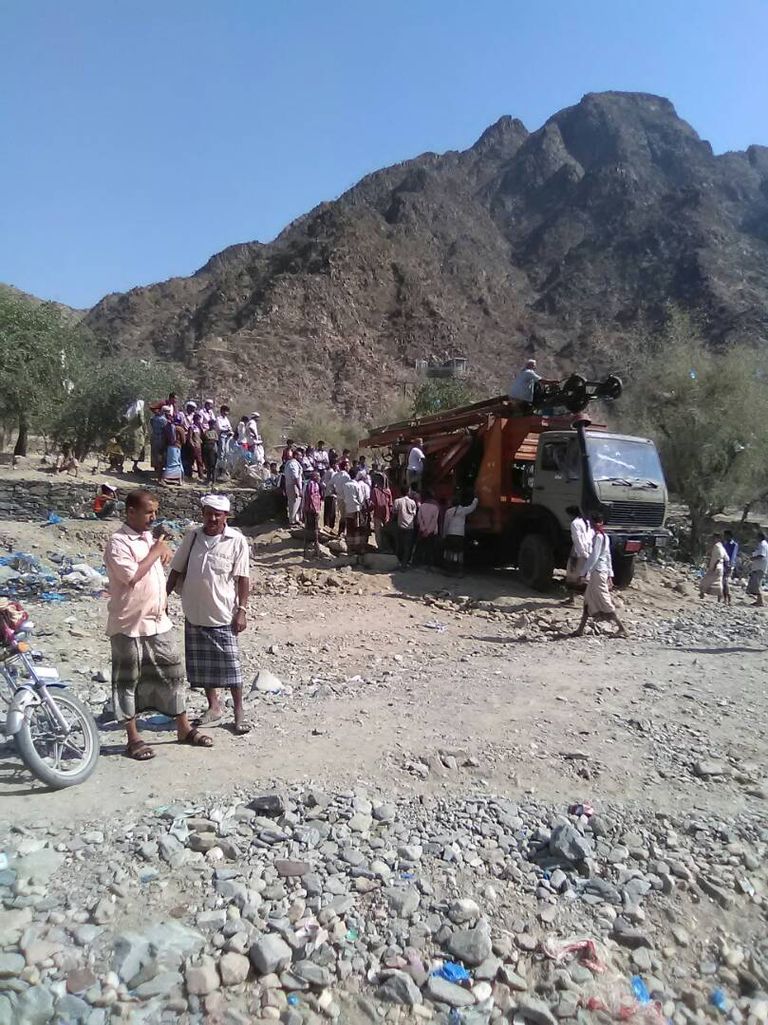 الهلال الأحمر يلبي احتياجات بلحج اليمنية من المياه