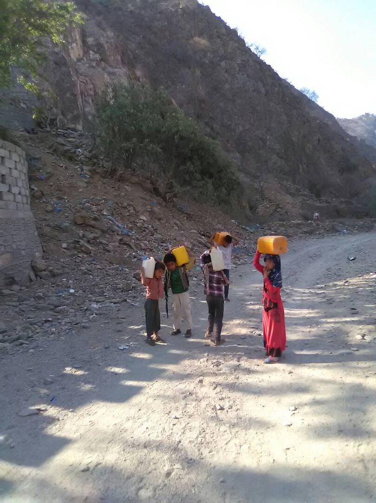 الهلال الأحمر يلبي احتياجات بلحج اليمنية من المياه