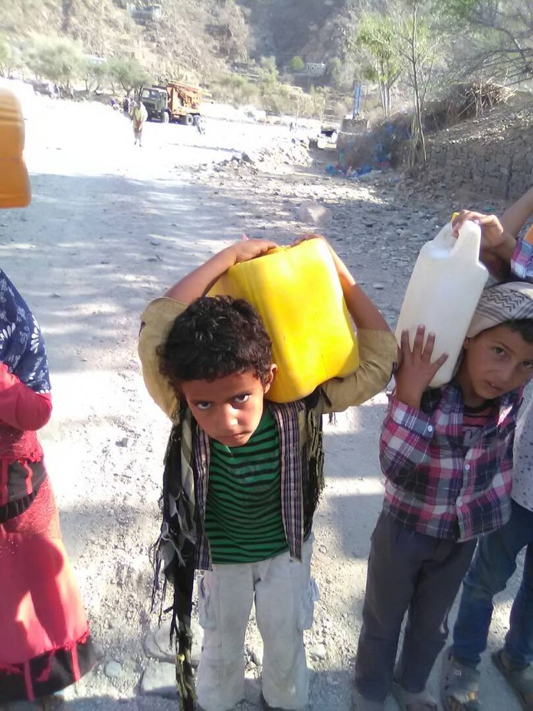 الهلال الأحمر يلبي احتياجات بلحج اليمنية من المياه