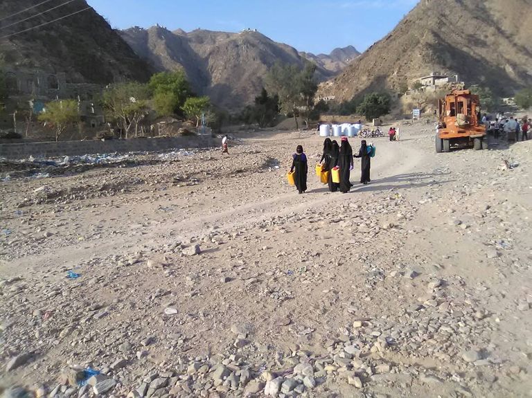 الهلال الأحمر يلبي احتياجات بلحج اليمنية من المياه