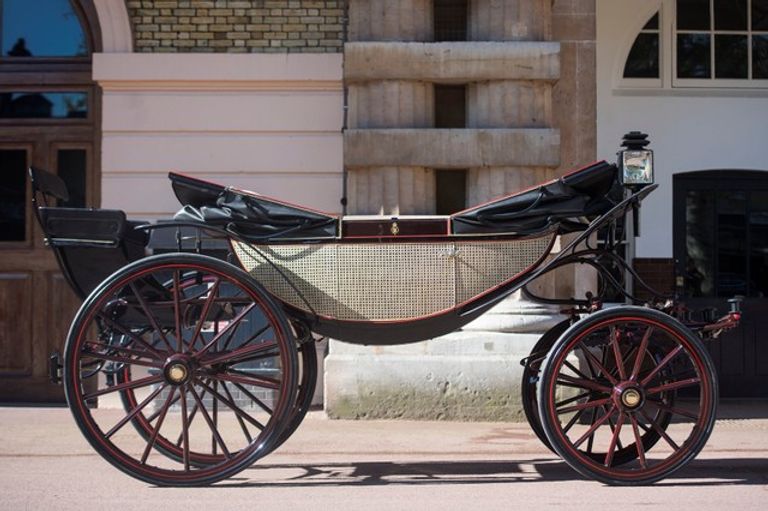 عربة ملكية بدون سقف للأمير هاري وعروسه ماركل