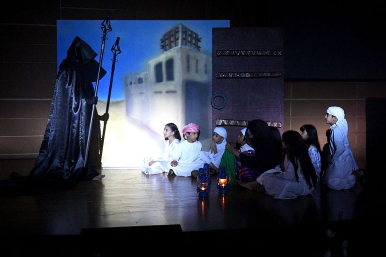 من مسرحية "أبجدية زايد" على مسرح جامعة الإمارات