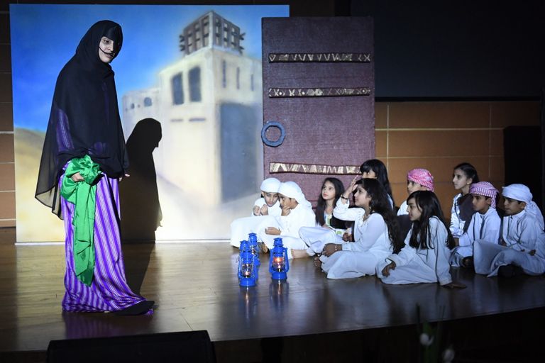 من مسرحية "أبجدية زايد" على مسرح جامعة الإمارات