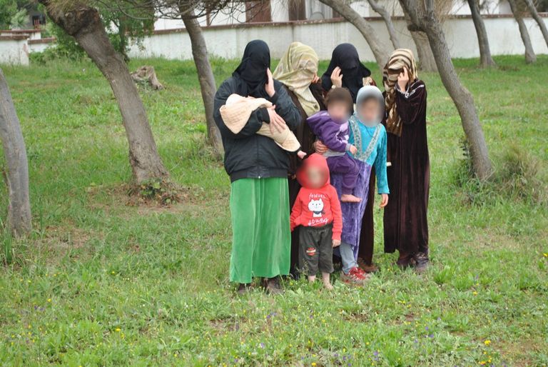 عائلة الإرهابي التي سلمت نفسها للسلطات الجزائرية إرهابي سلم نفسه للسلطات العسكرية الجزائرية