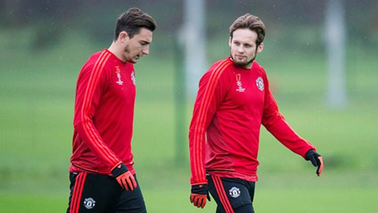 بليند ودارميان جوزيه مورينيو المدير الفني لمانشستر يونايتد