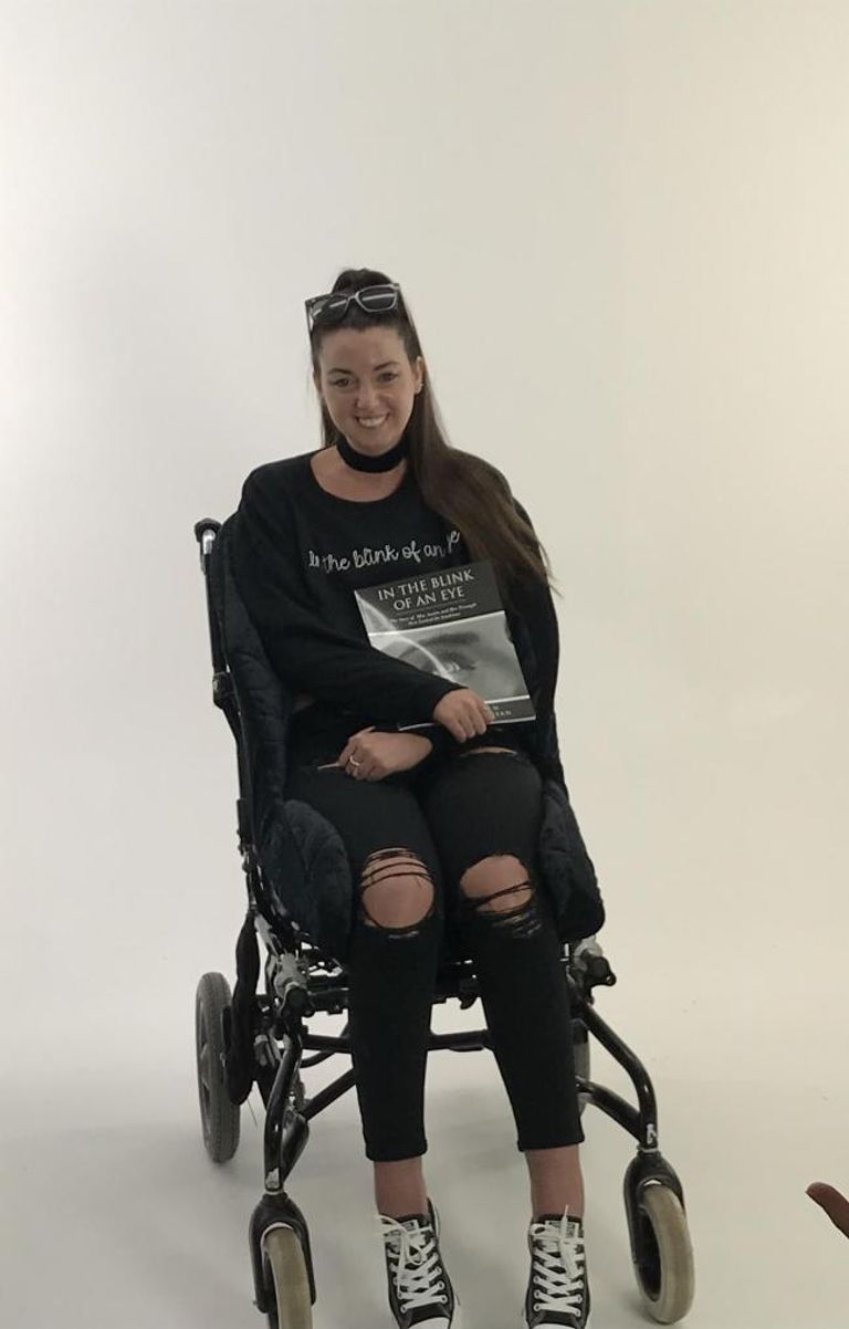 البريطانية ميا أوستن شابة بريطانية تؤلف كتابا بإشارات عينيها