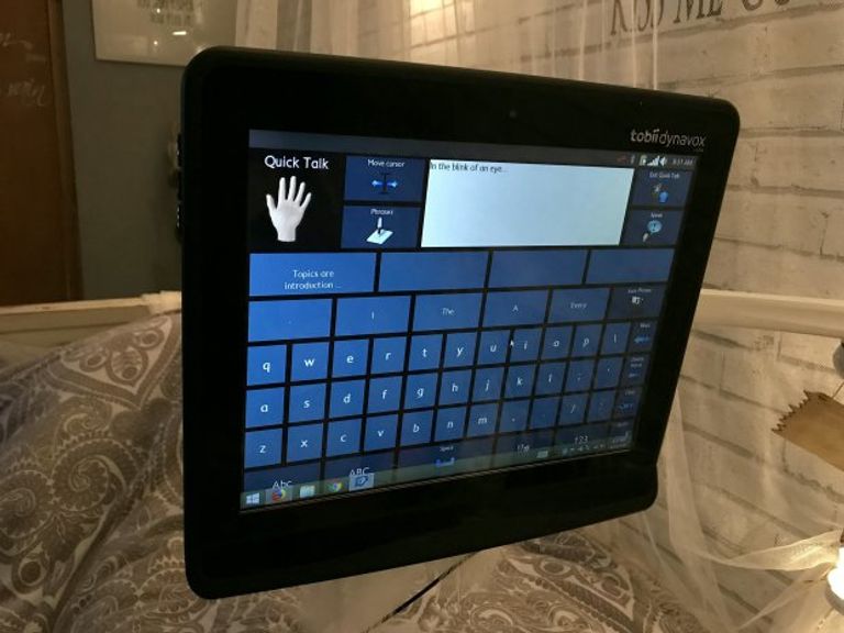 الحاسوب الذي اعتمدت عليه في تأليف كتابها شابة بريطانية تؤلف كتابا بإشارات عينيها