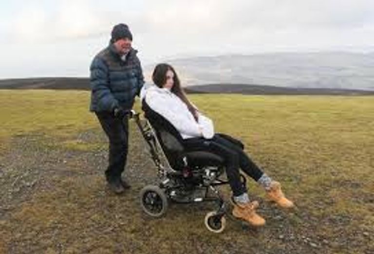 شابة بريطانية تؤلف كتابا بإشارات عينيها