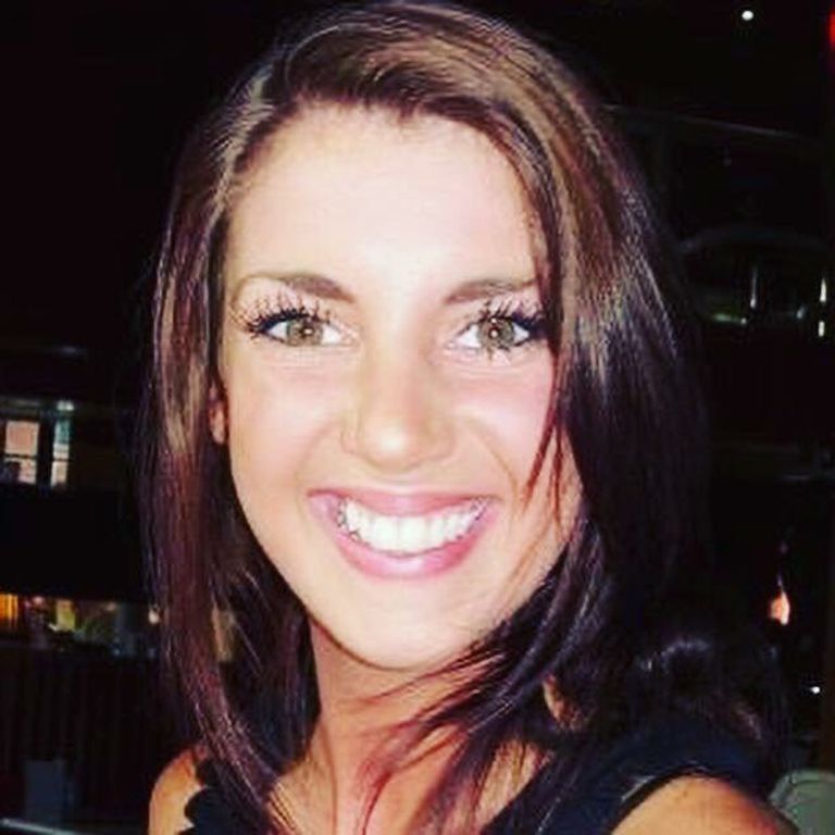 شابة بريطانية تؤلف كتابا بإشارات عينيها