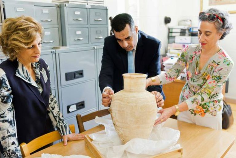 قبرص تعيد 14 قطعة أثرية لمصر