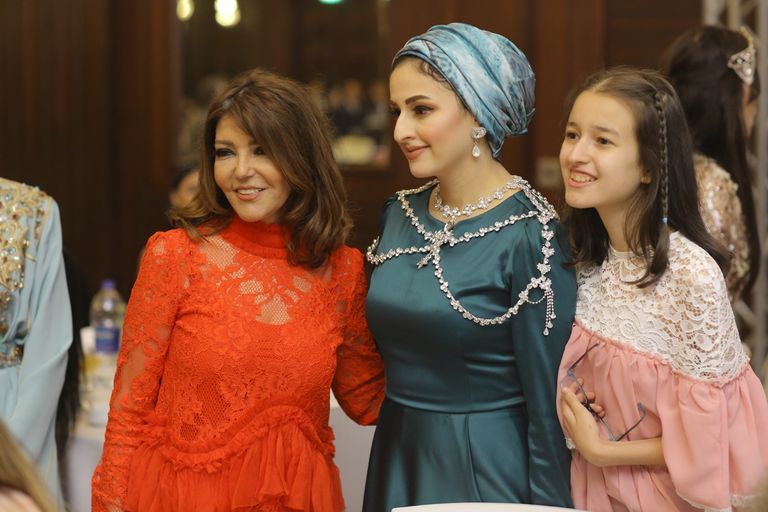 سميرة سعيد والمصممة المغربية سهام الهبطي 