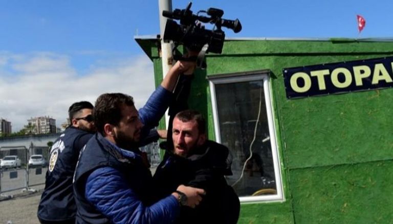 قوات أمن تركية تعتقل صحفيا أثناء عمله - أرشيفية