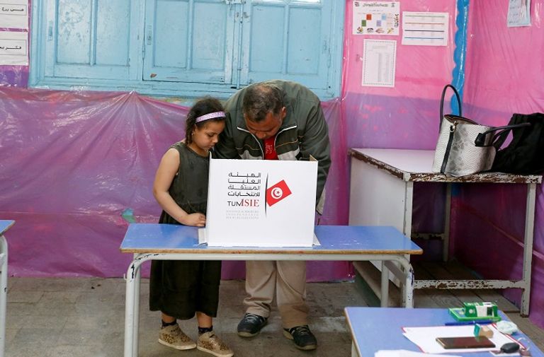 الانتخابات انطلقت بتصويت العسكريين العسكريين خلال التصويت في الانتخابات البلدية - رويترز