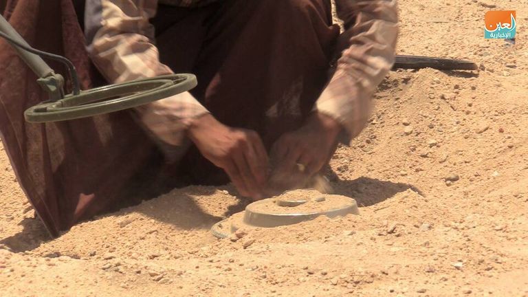 كاميرا العين الإخبارية ترصد نزع مئات الألغام الإيرانية في كرش  ألغام حوثية نزعها الجيش اليمني