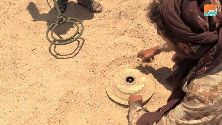 كاميرا العين الإخبارية ترصد نزع مئات الألغام الإيرانية في كرش  ألغام حوثية نزعها الجيش اليمني