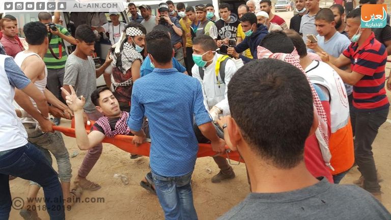 طواقم طبية تنقل المصابين جراء الاشتباكات إصابات بين الشباب الفلسطيني عند الحدود مع غزة