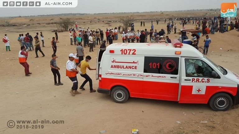 سيارة إسعاف تنقل المصابين جراء الاشتباكات إصابات بين الشباب الفلسطيني عند الحدود مع غزة