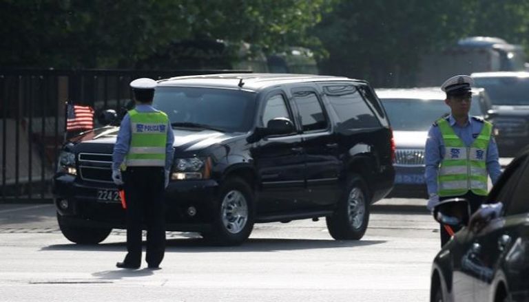 الوفد الأمريكي يغادر سفارة بلاده في بكين عقب إجراء المباحثات 