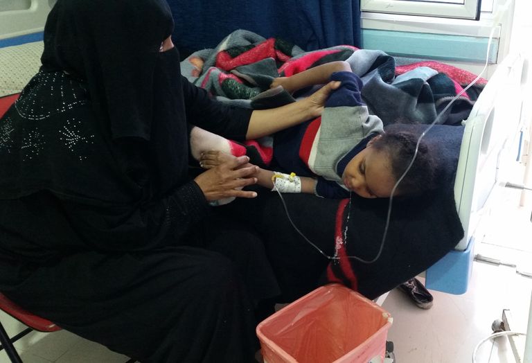 طفل يمني مصاب بالكوليرا