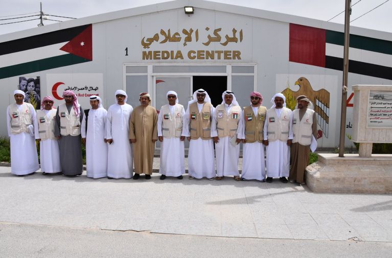 حمد العامري يقبل بعض أطفال اللاجئين في المخيم