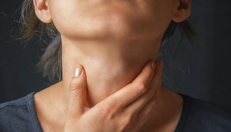 الصداع وألم الأذن من أهم أعراض التهاب اللوزتين