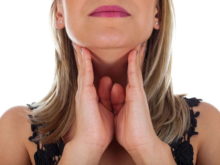 الصداع وألم الأذن من أهم أعراض التهاب اللوزتين