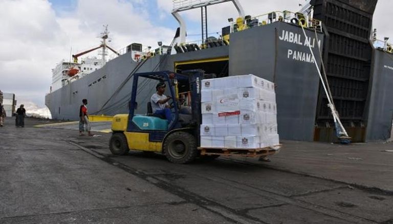 سفينة إماراتية تحمل مساعدات إغاثية بميناء المكلا - أرشيفية