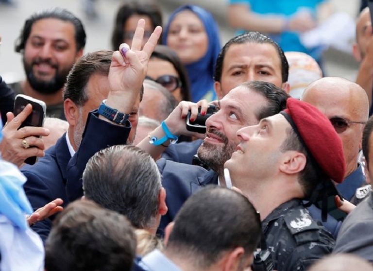 سعد الحريري يلوح بعلامة النصر سعد الحريري -رويترز