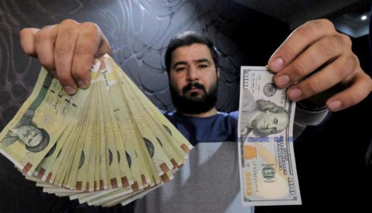 العملة الإيرانية تواصل تدهورها أمام الدولار