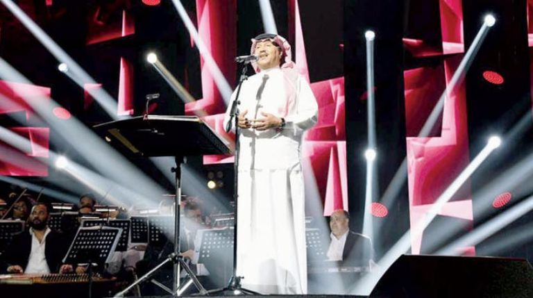فنان العرب يحيي جماهيره خلال حفل جدة