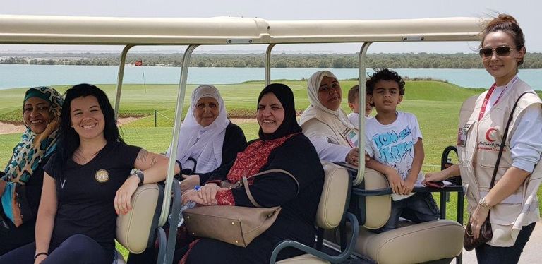الهلال الأحمر في أبوظبي ينضم رحلة ترفيهية للمسنين
