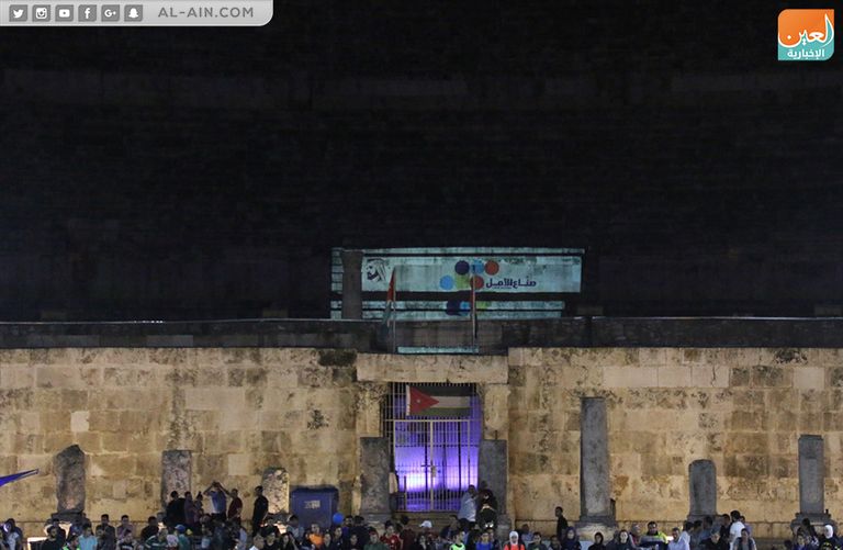 إضاءة شعار "صناع الأمل" على المدرج الروماني في عمّان