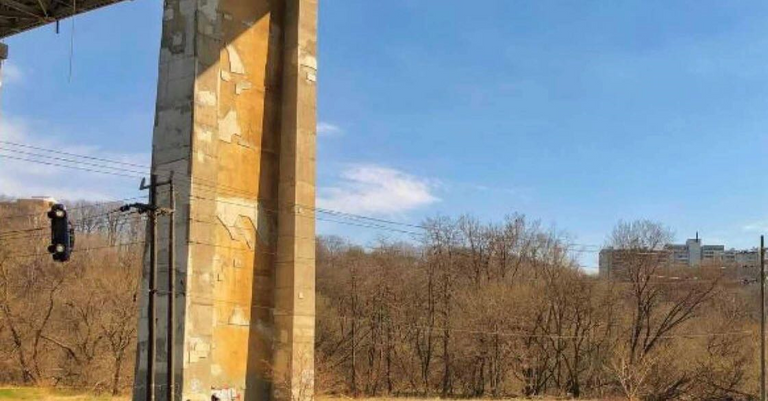 سيارة تتدلى من جسر ميلوود الكندي