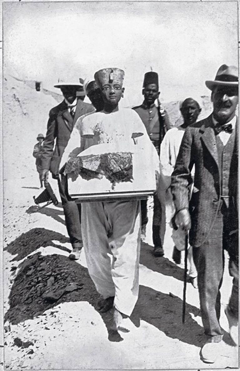 البعثة الإيطالية أثناء أعمال البحث في المقبرة