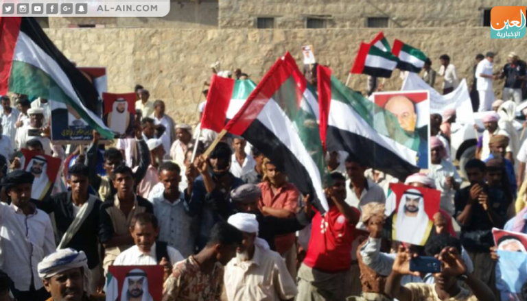 يمنيون في جزيرة سقطرى يرفعون صور قادة الإمارات