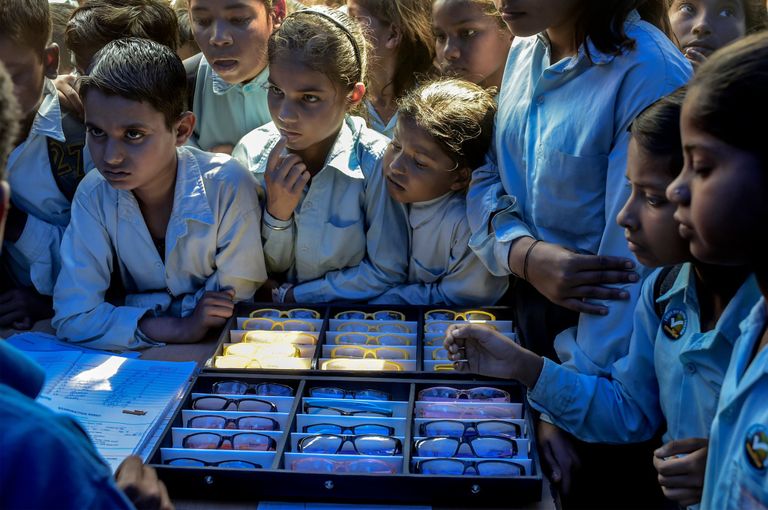 مليار شخص حول العالم في حاجة لارتداء النظارات