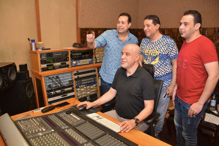 المطرب المصري حكيم أثناء تسجيل الأغنيات