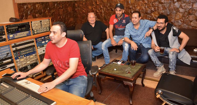 المطرب المصري حكيم أثناء تسجيل الأغنيات