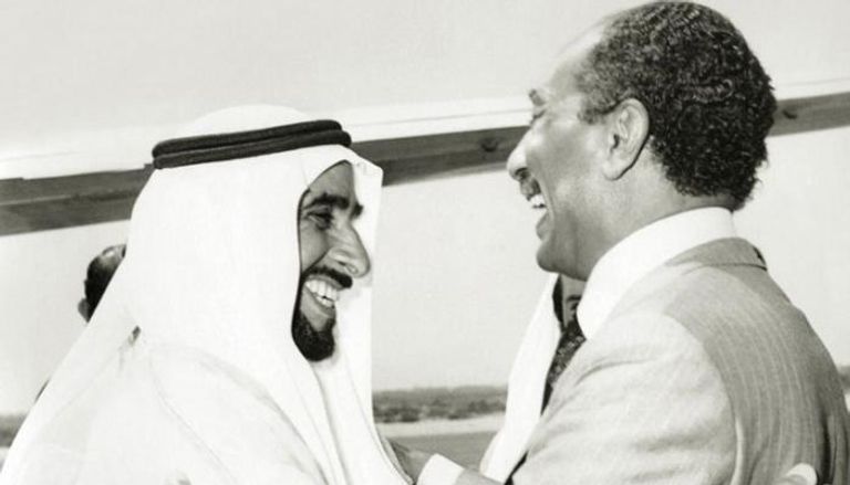 الشيخ زايد مع الرئيس المصري أنور السادات
