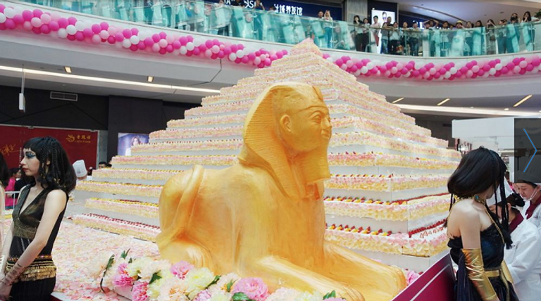 كعكة ضخمة على هيئة أحد أهرامات الجيزة وأبو الهول