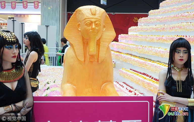 كعكة ضخمة على هيئة أحد أهرامات الجيزة وأبو الهول