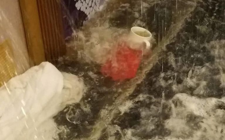 غرق ممرات السفينة بالمياه في حادث يشبه تيتانيك